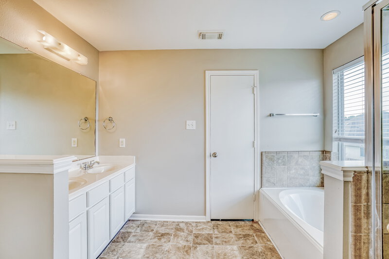 2,040/Mo, 3606 Evergreen Square Trl Fresno, TX 77545 Main Bathroom View 2