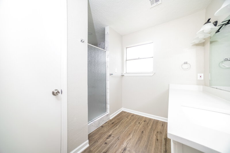 2,235/Mo, 17923 Loring Ln Spring, TX 77388 Main Bathroom View