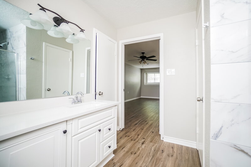 2,235/Mo, 17923 Loring Ln Spring, TX 77388 Main Bathroom View 2