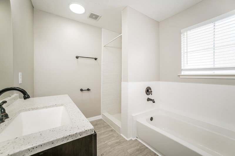 1,995/Mo, 22023 Soft Pines Ct Porter, TX 77365 Main Bathroom View 2