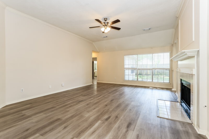 2,215/Mo, 4910 Stone Harbor Dr Friendswood, TX 77546 Living Room View 3