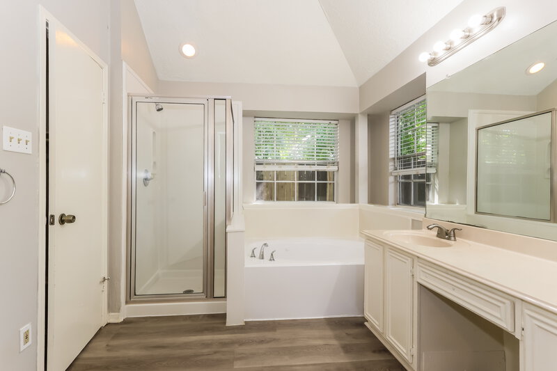 2,215/Mo, 4910 Stone Harbor Dr Friendswood, TX 77546 Main Bathroom View
