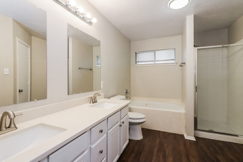 1,850/Mo, 8815 Roaring Point Dr Houston, TX 77088 Main Bathroom View