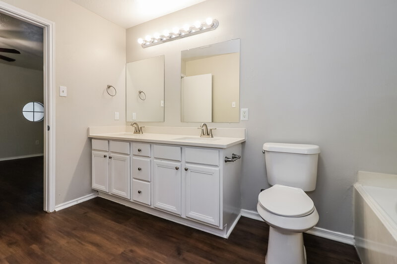 1,850/Mo, 8815 Roaring Point Dr Houston, TX 77088 Bathroom View