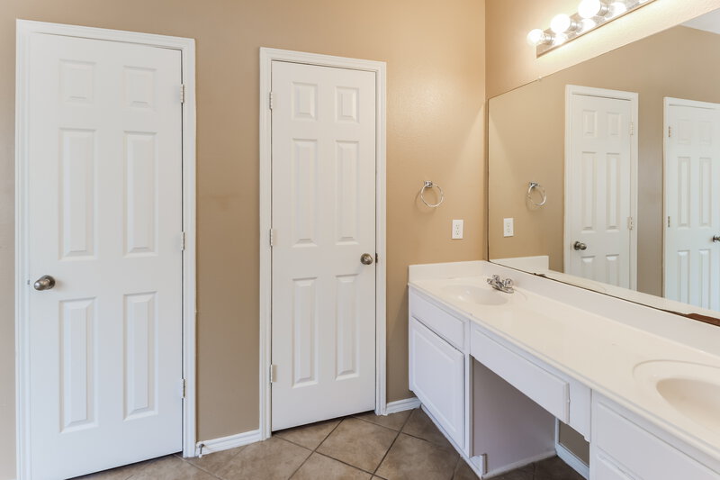 0/Mo, 20403 Louetta Crossing Dr Spring, TX 77388 Main Bathroom View