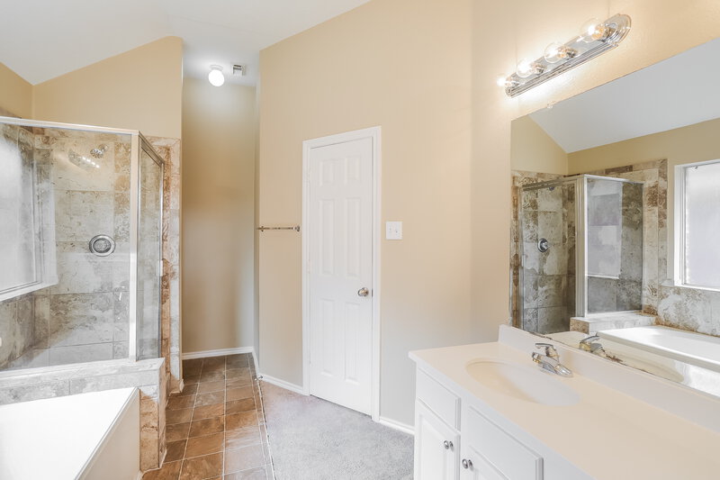 1,850/Mo, 1113 Glenbay Ct La Porte, TX 77571 Master Bathroom View