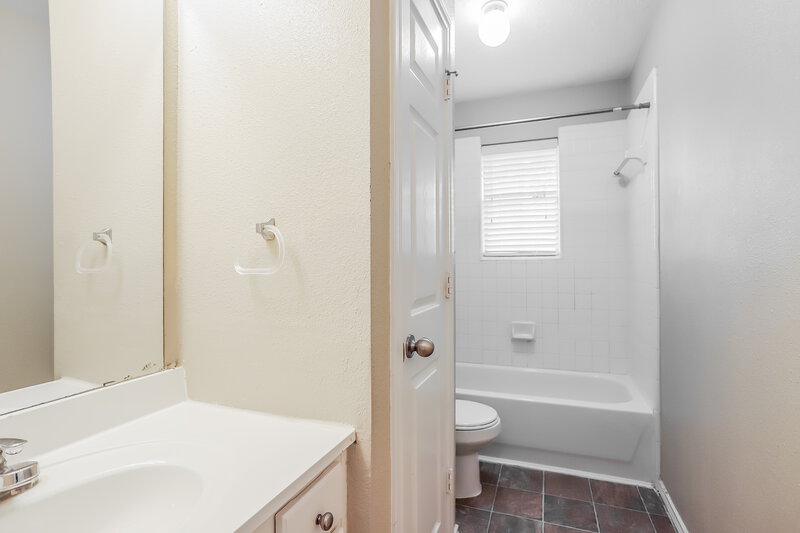 1,850/Mo, 1113 Glenbay Ct La Porte, TX 77571 Bathroom View