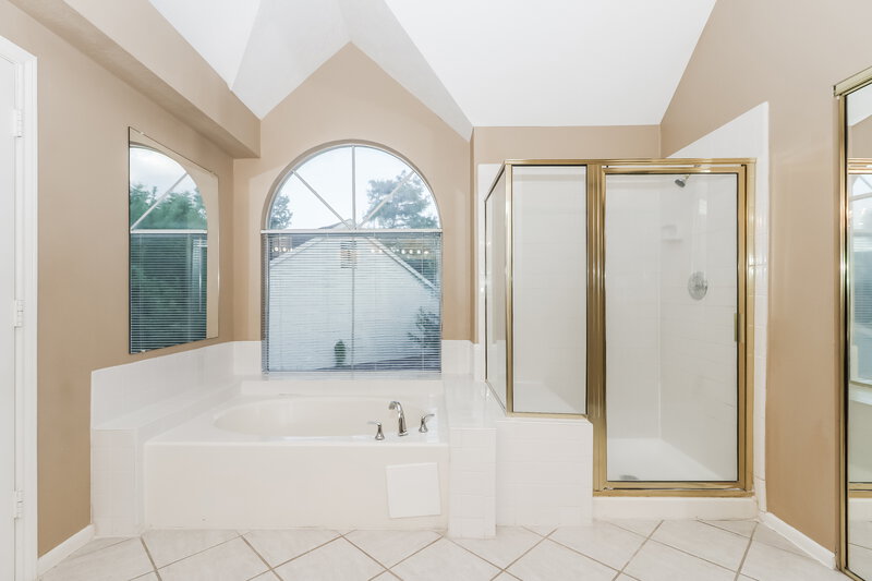 2,300/Mo, 11423 Willow Field Dr Cypress, TX 77429 Main Bathroom View