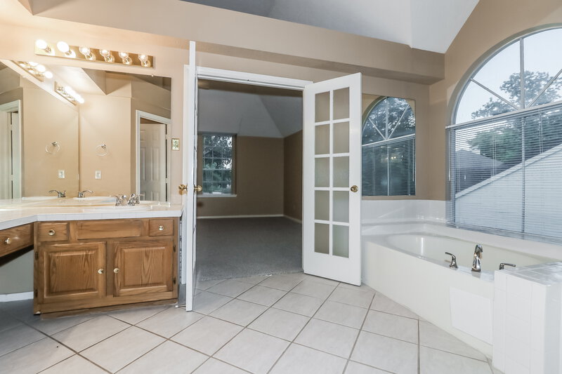 2,300/Mo, 11423 Willow Field Dr Cypress, TX 77429 Main Bathroom View 2
