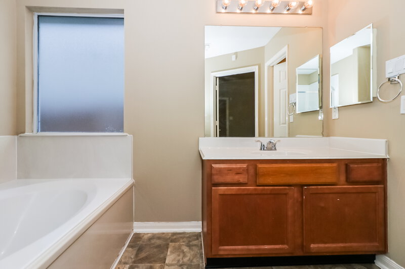 1,900/Mo, 3506 Greenleaf Lodge Ln Fresno, TX 77545 Main Bathroom View
