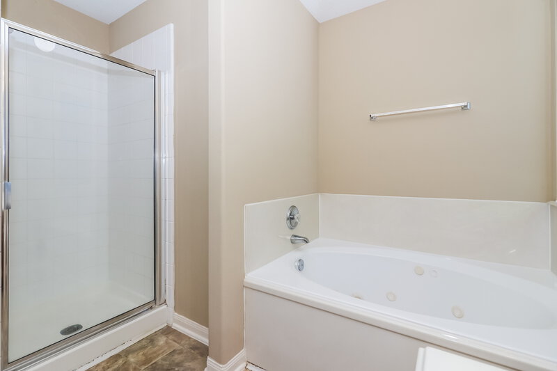 1,900/Mo, 3506 Greenleaf Lodge Ln Fresno, TX 77545 Main Bathroom View 2
