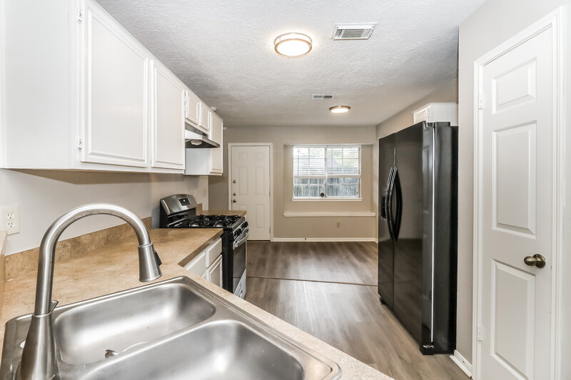 1,685/Mo, 16907 Dusty Mill Dr E Sugar Land, TX 77478 Kitchen View 2