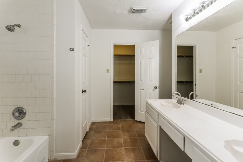 1,875/Mo, 16907 Dusty Mill Dr E Sugar Land, TX 77478 Main Bathroom View
