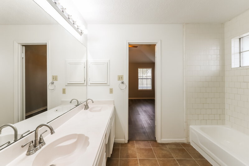 1,875/Mo, 16907 Dusty Mill Dr E Sugar Land, TX 77478 Main Bathroom View 2