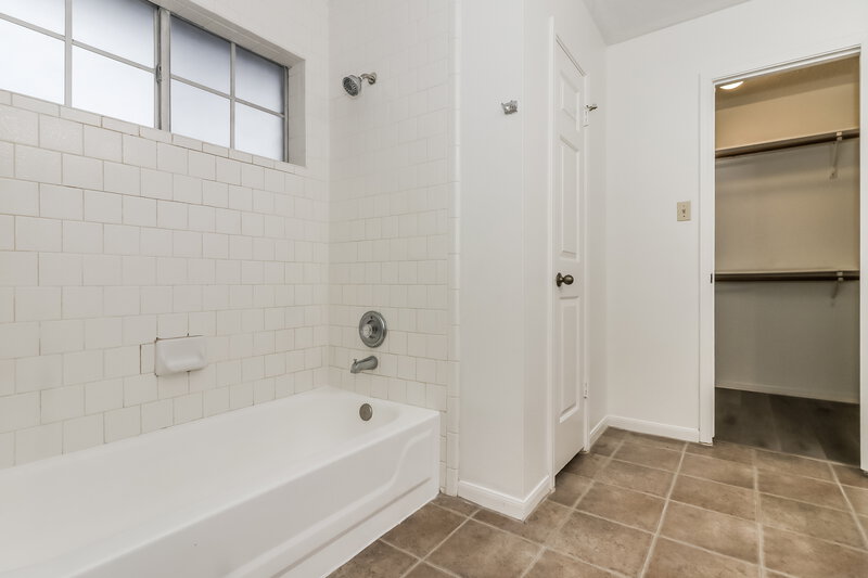 1,685/Mo, 16907 Dusty Mill Dr E Sugar Land, TX 77478 Main Bathroom View 2