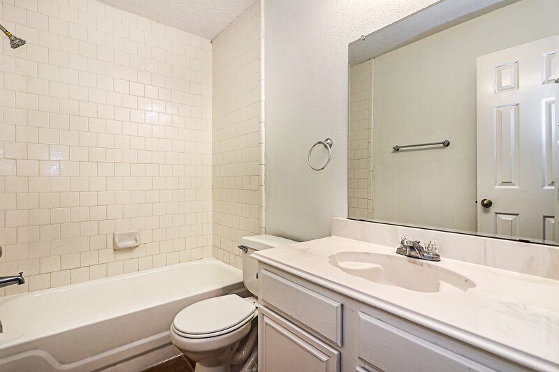 1,875/Mo, 16907 Dusty Mill Dr E Sugar Land, TX 77478 Bathroom View