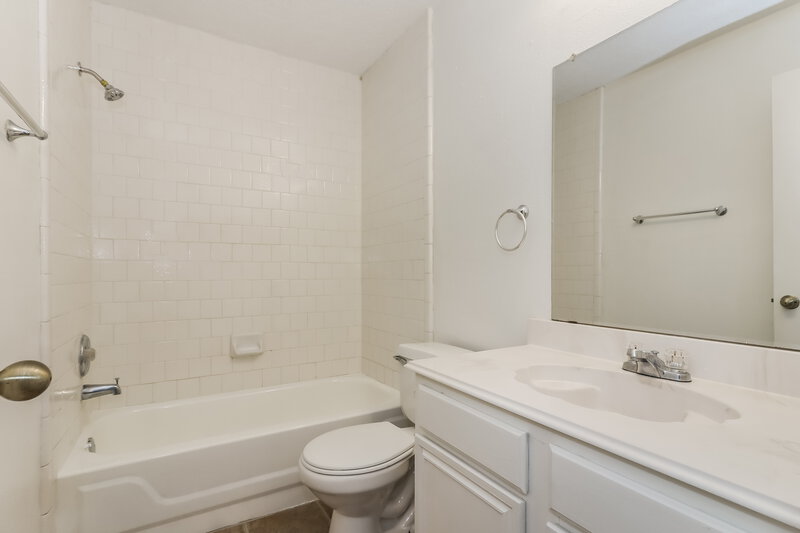1,685/Mo, 16907 Dusty Mill Dr E Sugar Land, TX 77478 Bathroom View