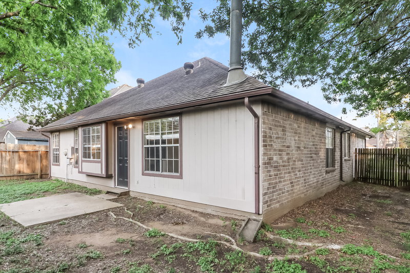 1,685/Mo, 16907 Dusty Mill Dr E Sugar Land, TX 77478 Rear View