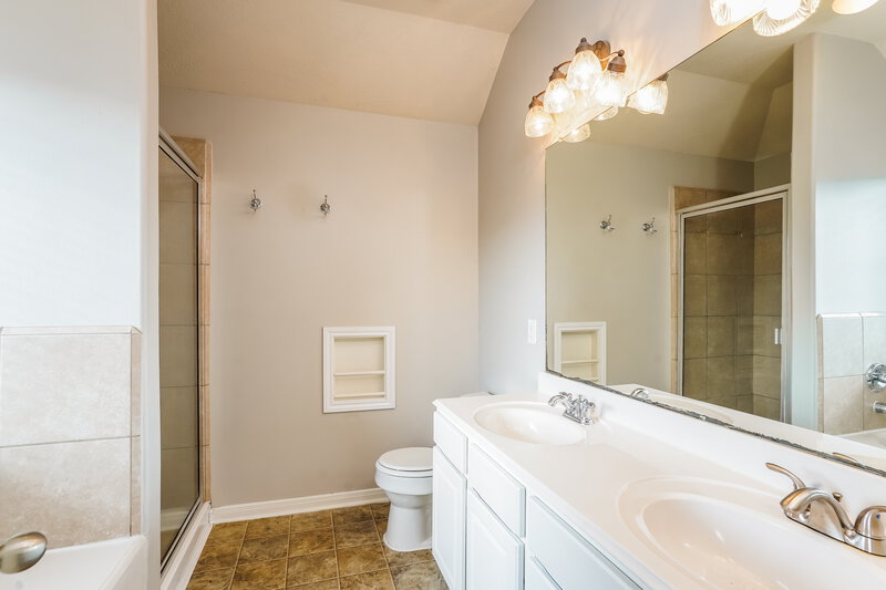 1,970/Mo, 5039 Rustling Branch Ln Katy, TX 77449 Main Bathroom View