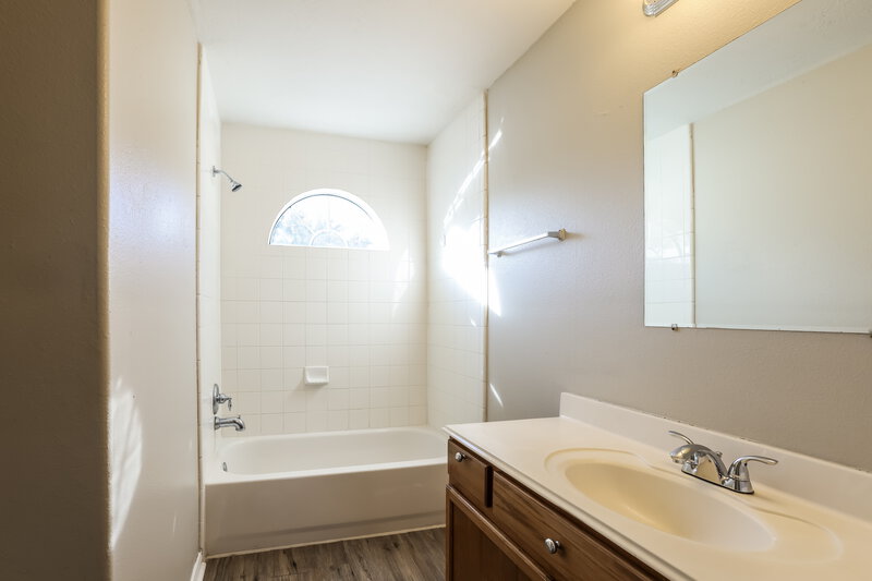 1,600/Mo, 19362 Caledonia Dr Katy, TX 77449 Main Bathroom View