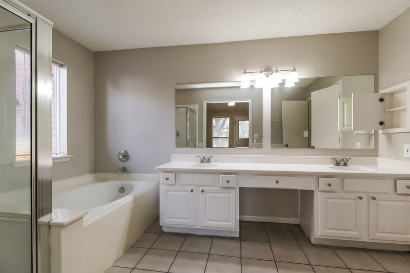 1,880/Mo, 18034 Golden Ridge Dr Houston, TX 77084 Main Bathroom View