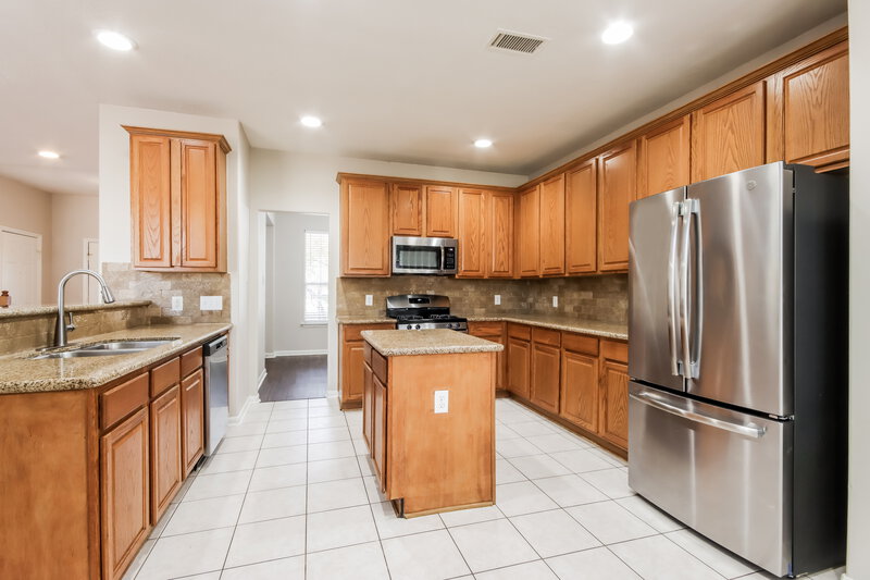 2,250/Mo, 66 S Wynnoak Cir Spring, TX 77382 Kitchen View 2