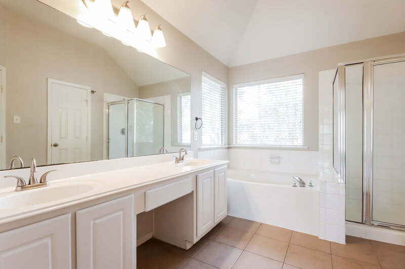 2,250/Mo, 66 S Wynnoak Cir Spring, TX 77382 Main Bathroom View