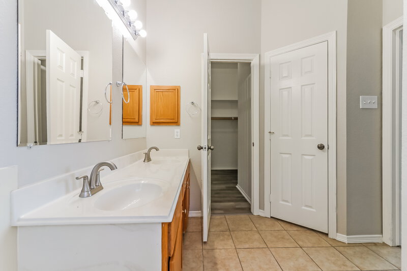 1,945/Mo, 4815 Chase More Dr Bacliff, TX 77518 Bathroom View