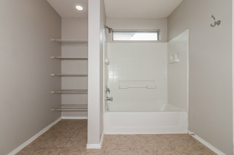 1,910/Mo, 21370 Beacon Springs Ln Katy, TX 77449 Main Bathroom View 2