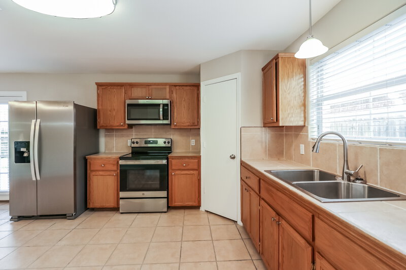 2,050/Mo, 5505 Rio Sabinas St Rosharon, TX 77583 Kitchen View 2