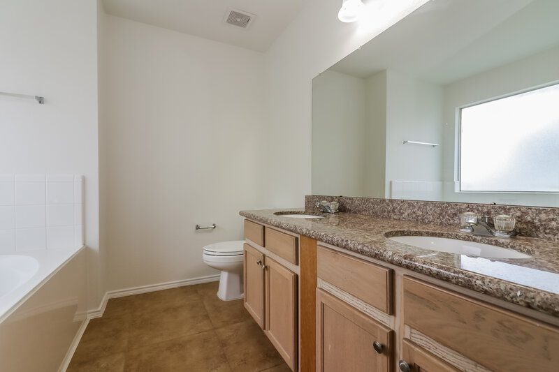 1,935/Mo, 16119 Chamomile Ct Houston, TX 77083 Main Bathroom View