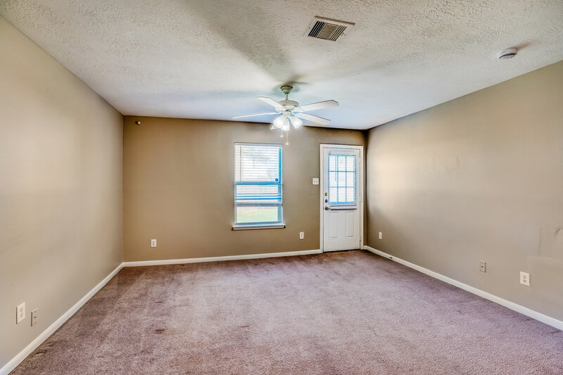 1,770/Mo, 13118 Kingston Point Ln Houston, TX 77047 Living Room View