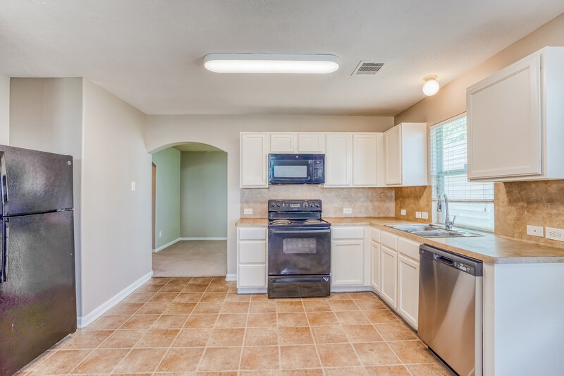 1,770/Mo, 13118 Kingston Point Ln Houston, TX 77047 Kitchen View 2