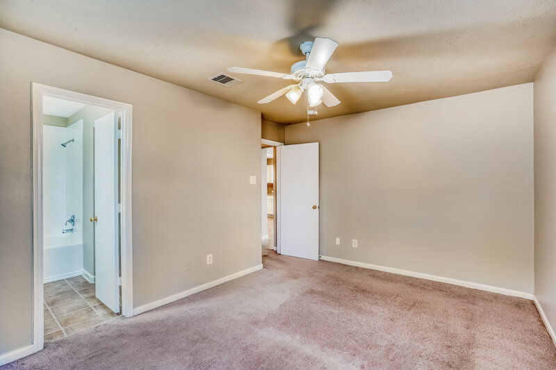 1,770/Mo, 13118 Kingston Point Ln Houston, TX 77047 Main Bedroom View 2