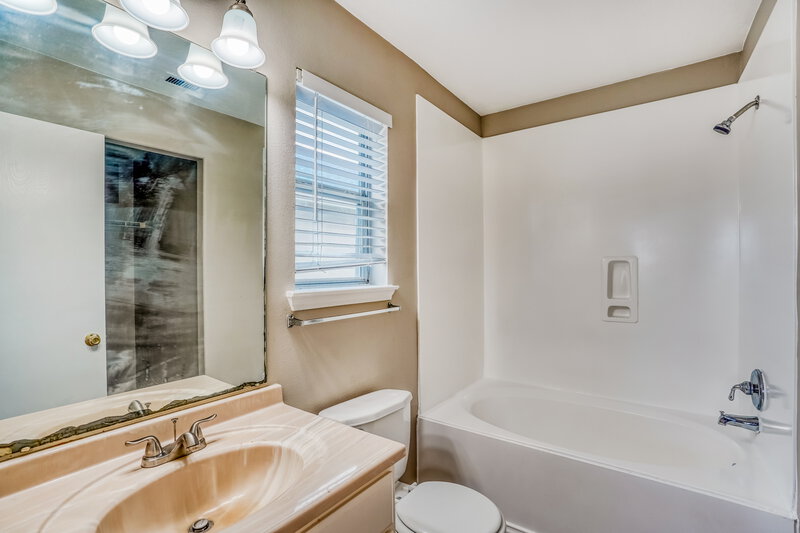 1,770/Mo, 13118 Kingston Point Ln Houston, TX 77047 Main Bathroom View