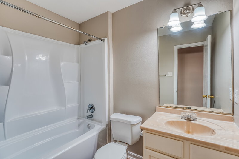1,770/Mo, 13118 Kingston Point Ln Houston, TX 77047 Bathroom View