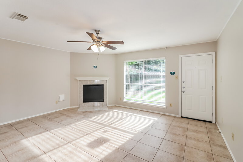 1,920/Mo, 1034 Canterbury Dr Pearland, TX 77584 Living Room View 2