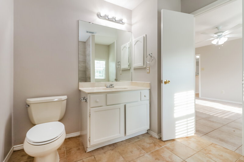 1,920/Mo, 1034 Canterbury Dr Pearland, TX 77584 Main Bathroom View