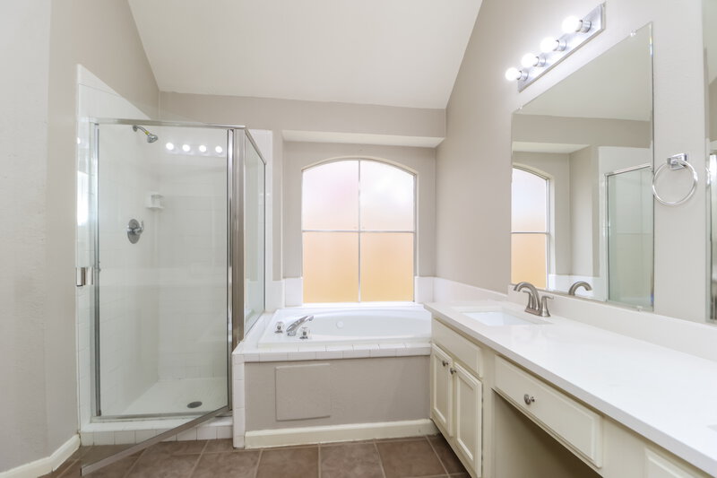 2,120/Mo, 8310 E Copper Lakes Dr Houston, TX 77095 Main Bathroom View