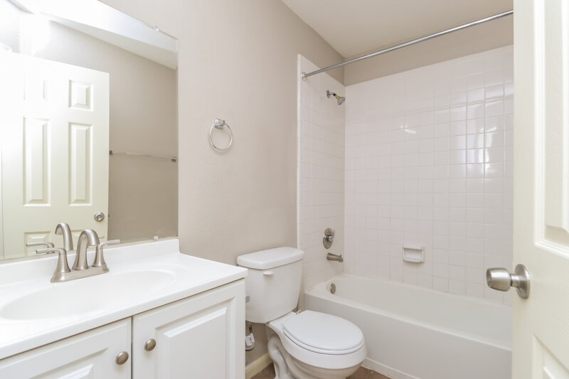 2,120/Mo, 8310 E Copper Lakes Dr Houston, TX 77095 Bathroom View