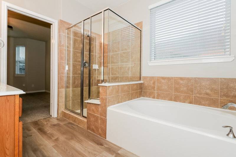 2,430/Mo, 19542 Otter Trail Ct Katy, TX 77449 Main Bathroom View 2