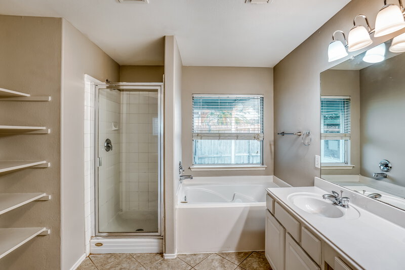 1,735/Mo, 12114 English Brook Cir Humble, TX 77346 Main Bathroom View 2