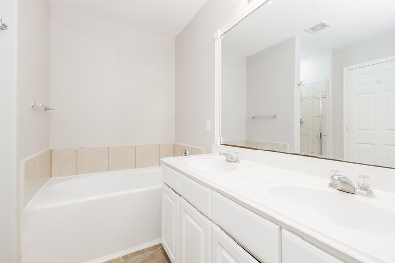2,435/Mo, 9812 Hyacinth Way Conroe, TX 77385 Main Bathroom View