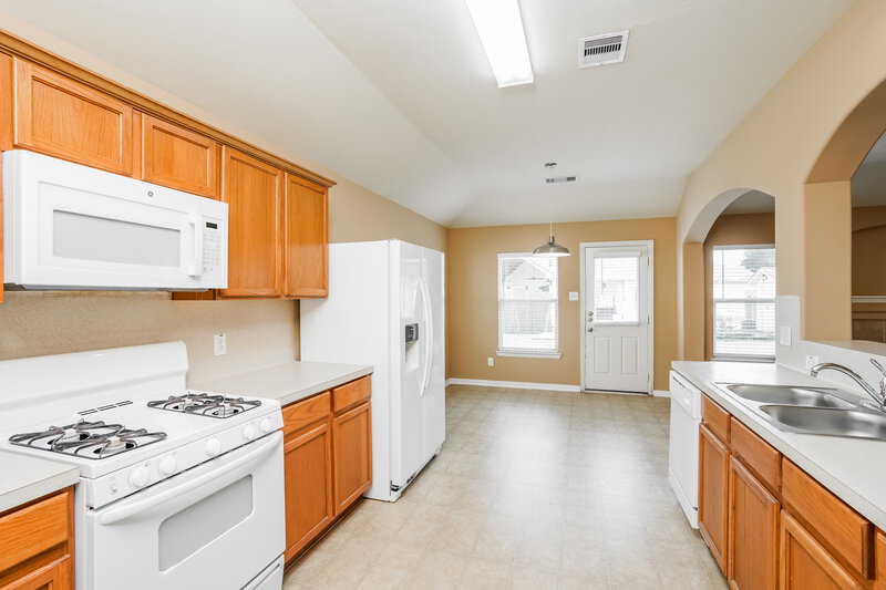2,015/Mo, 19615 Buckland Park Dr Katy, TX 77449 Kitchen View 2