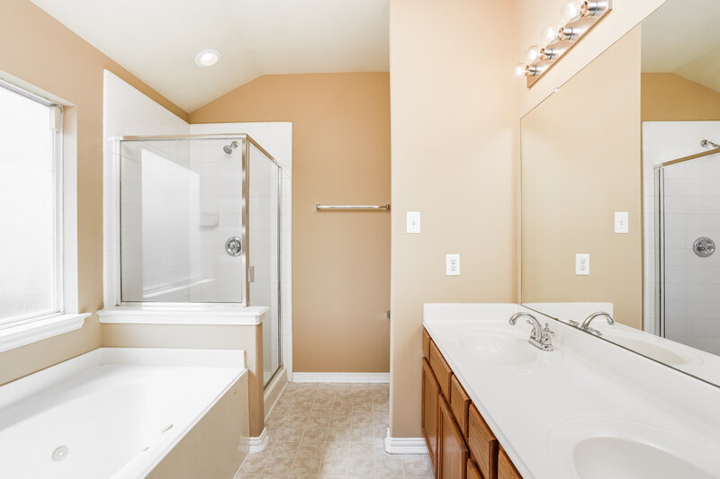 2,015/Mo, 19615 Buckland Park Dr Katy, TX 77449 Main Bathroom View