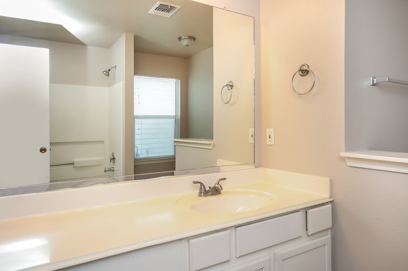 1,750/Mo, 7431 Leightonfield Ct Cypress, TX 77433 Main Bathroom View
