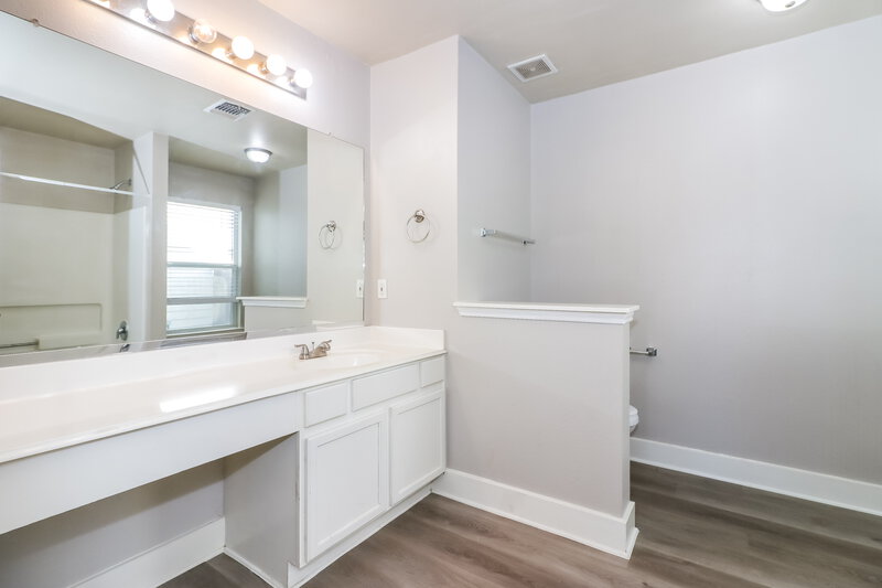 1,765/Mo, 7431 Leightonfield Ct Cypress, TX 77433 Main Bathroom View