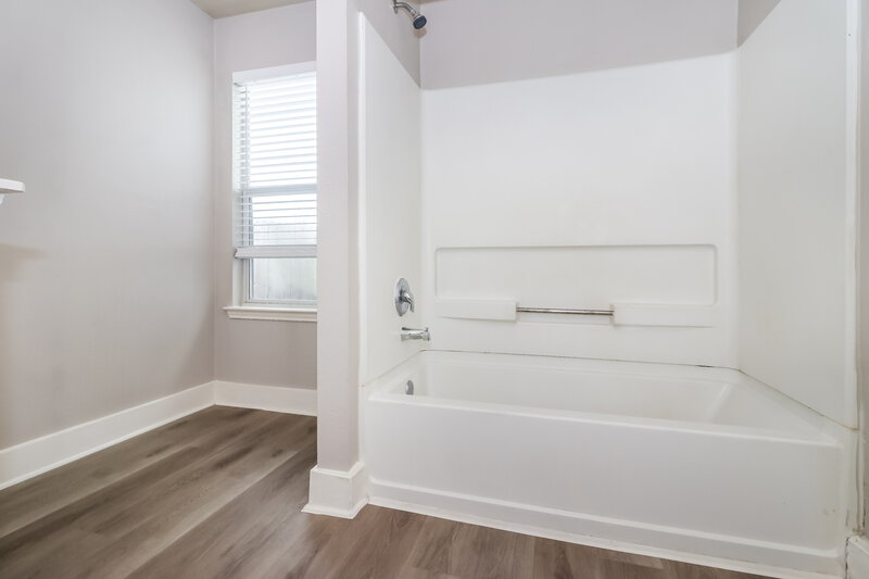 1,765/Mo, 7431 Leightonfield Ct Cypress, TX 77433 Main Bathroom View 2
