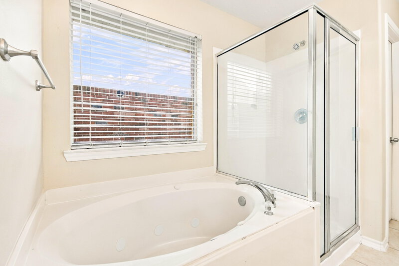 1,890/Mo, 6619 Rockwall Trail Dr Humble, TX 77346 Primary Bathroom View
