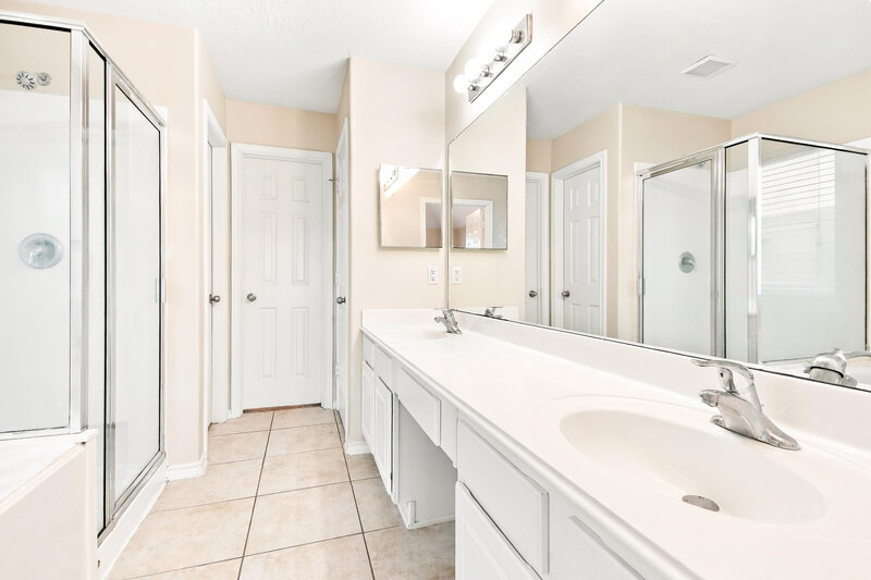 1,890/Mo, 6619 Rockwall Trail Dr Humble, TX 77346 Primary Bathroom View 2